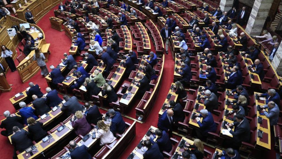 Υπερψηφίστηκε η άρση ασυλίας των 13 βουλευτών της ΝΔ: Πόσοι ψήφισαν κατά - Ποιοι «γαλάζιοι» απείχαν από την ψηφοφορία